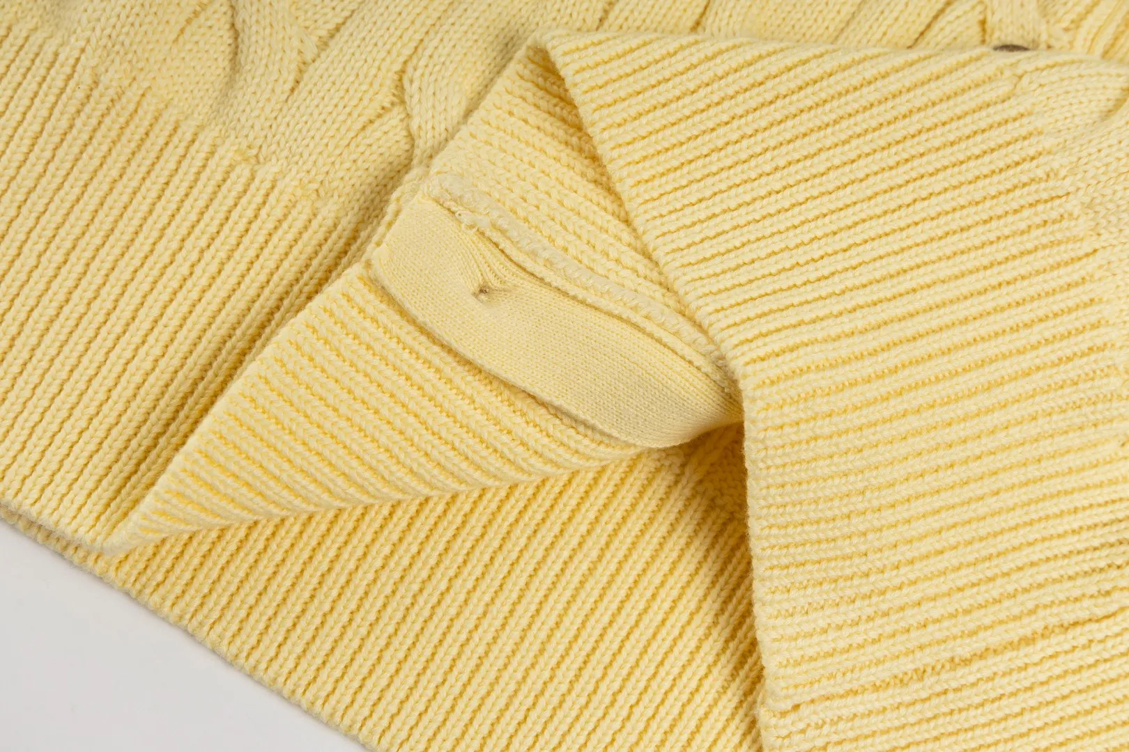 P230 #R93 RALPH LAUREN Ralph Lauren twelve colors classic small label embroidery logo seven-button knitted cable cardigan sweater women's top, high-density LOGO embroidery on the chest, original customization of tag accessories. Made of pure cotton yarn, pure cotton is skin-friendly and comfortable, small label war horse embroidered twist button cardigan sweater 🐎 high quality, follow the blogger to learn how to wear it! Let’s buy a Ralph Lauren cable sweater. It’s a super hard-to-find series after it became popular. It’s hard to find one on the official website. It’s simple and practical to wear, with a lazy and loose feel. The thickened fabric has more texture, feels soft and delicate, and has a loose fit. Whether worn alone or layered, you can wear different styles of fashion with just one piece!   Size: